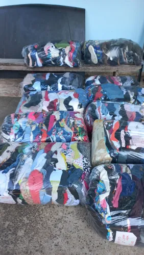 Vendo  fardo de roupas semi nova pra brechó 
