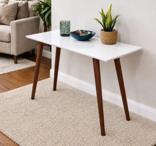 Mesa aparadora com tampo de vidro e pés na cor madeira castanho na pronta entrega