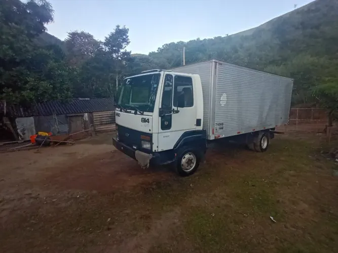 Vende-se caminhão cargo baú so pegar e ser feliz