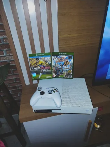 Xbox one S semi-novo + 2 jogos + controle de series S/X