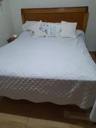 Cama maciça de madeira com cochao