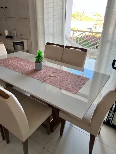 mesa laqueada com vidro sobreposto 6 cadeiras off white