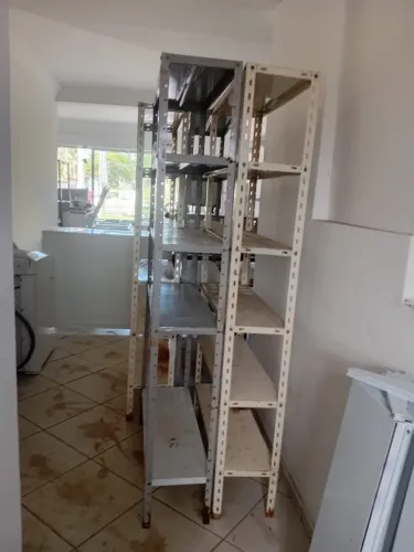 Estante de aço