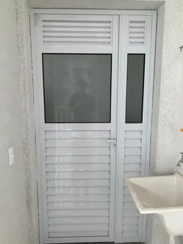 Porta de alumínio com veneziana, vidro e chave - 2,11 x 1,09 m