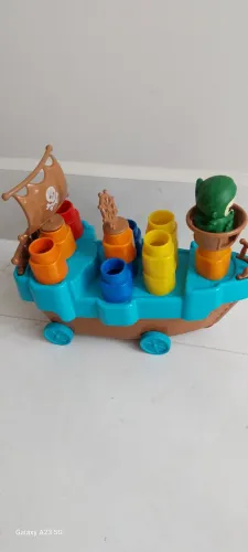 Brinquedo barco de montar
