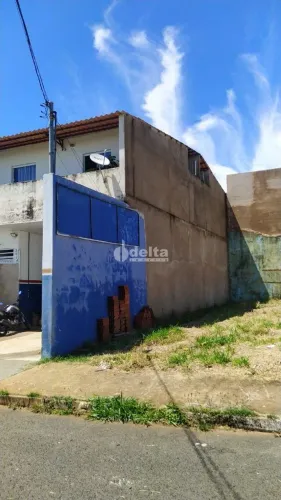 Galpão disponível para venda no bairro Residencial Gramado em Uberlândia-MG