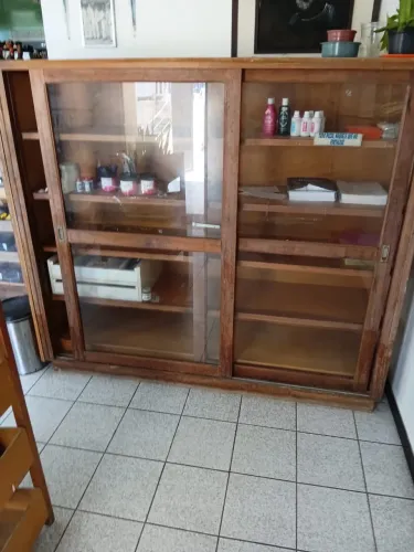 Armário expositor com portas de vidro deslizantes