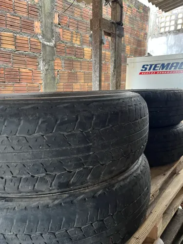 Pneu dunlop Hilux usado, valor negociável 