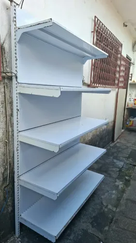Gôndola de mercado. Medidas: 1,20m de comprimento, 40cm de fundo e 2m de altura.