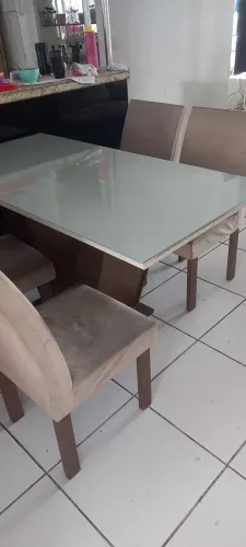 Mesa jantar cor off e pés tom tabaco, tampo de mdf e vidro. Retangular. 