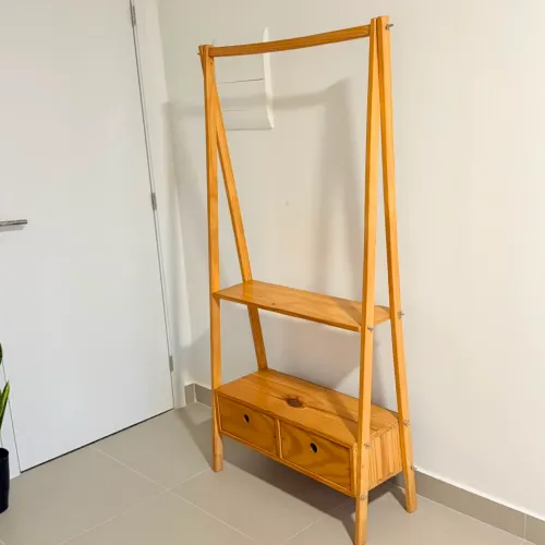 Arara de Roupas em Madeira Pinus