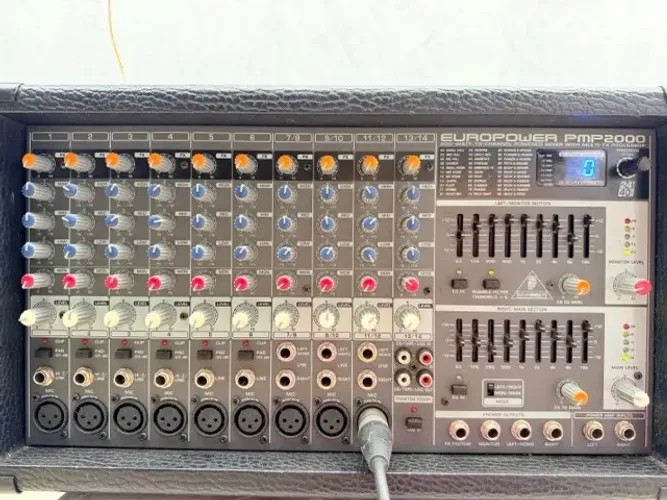 Som Profissional Completo: Mesa Behringer PMP2000 800W + Caixas Leacs 12" + Pedestais 60kg