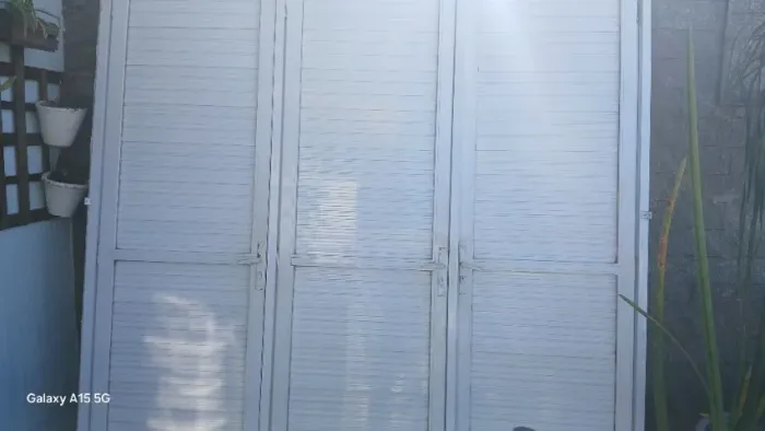Porta de alumínio, estilo portão.