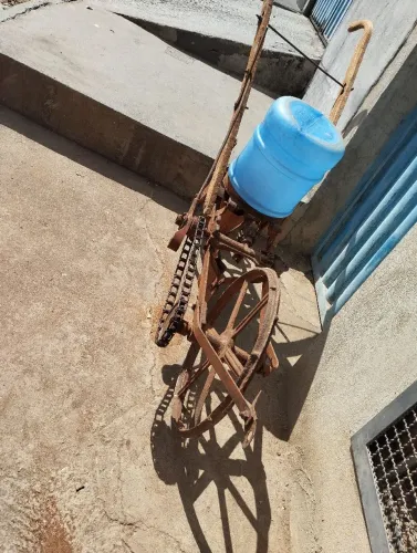 Plantadeira antiga, tração animal.