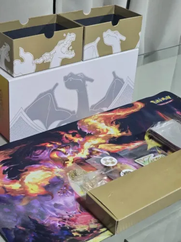 Caixa e acessórios Box Ultra Premium - Espada e Escudo - Charizard Gigantamax