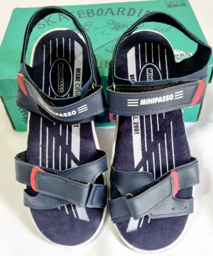 Sandália infantil masculina Minipasso nas cores marinho e preto, tamanho 34.