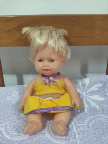 Brinquedo boneca com roupinha gordinha fashion