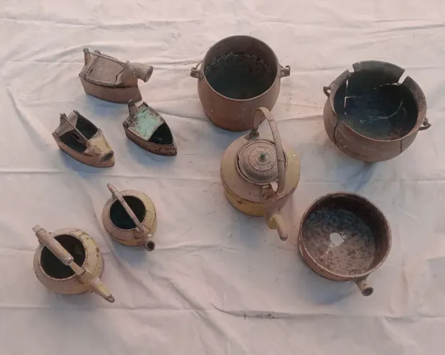 Lote de Antiguidades: Ferros a Brasa, Bules e Caldeirões - 9 Peças séc. XIX e início XX 