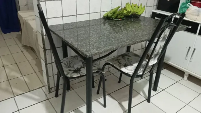 Mesa com pedra de mármore