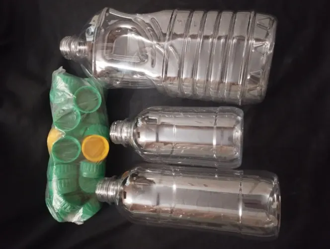 Garrafas descartáveis com tampas
