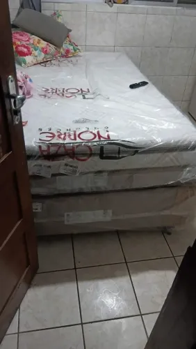 Cama box semi nova no plástico 