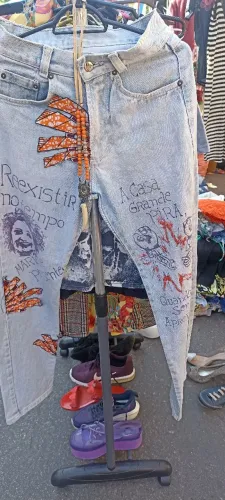 calça jeans aldeia dos ventos.