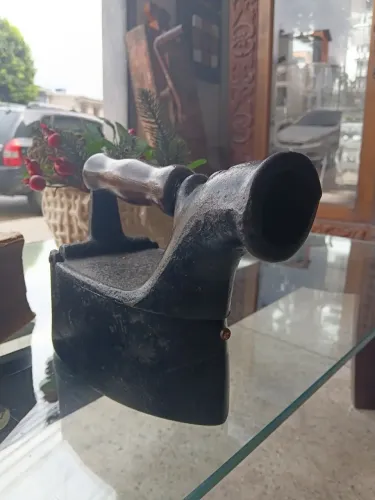 Ferro de passar a carvão