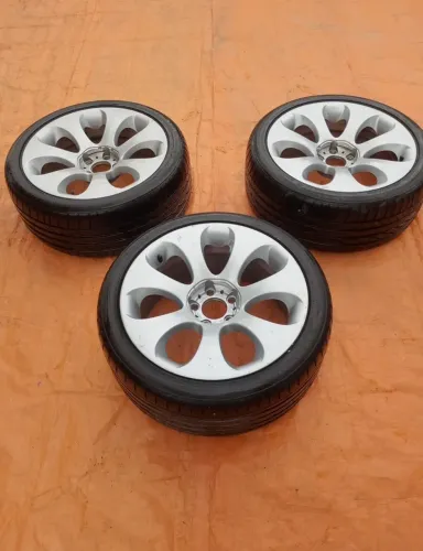 3 rodas com pneu BMW