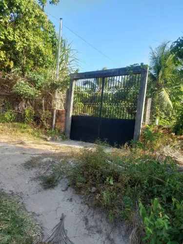 Sitio em RSítio medindo 4,65m de Frente, limita-se com a Rua da Vitória, complemento da li