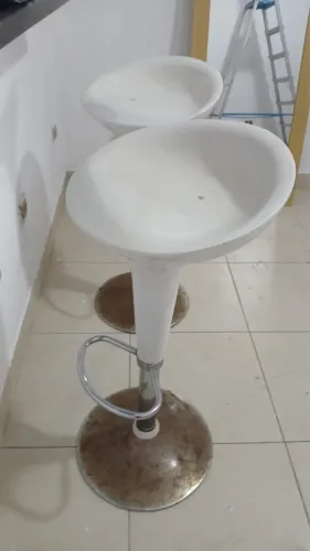 Dois Banco para bancadas branco 