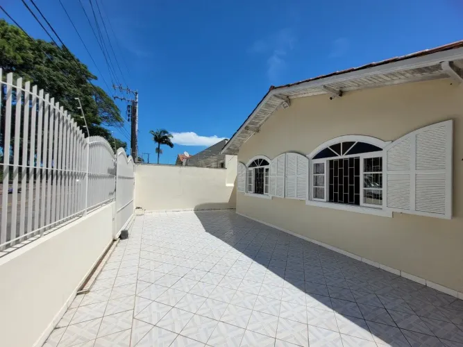Casa com 160m², 3 dormitórios e garagem para 3 carros