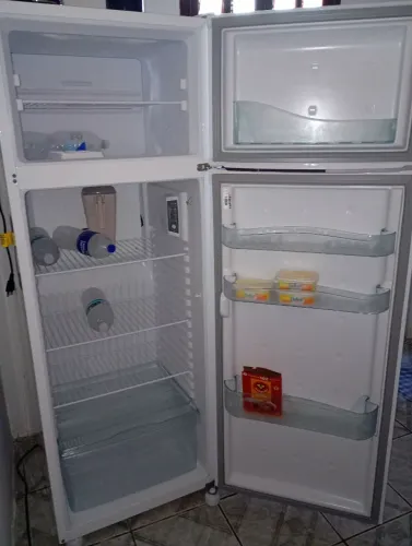 Geladeira Consul 334 L , com apenas 6 meses de uso!