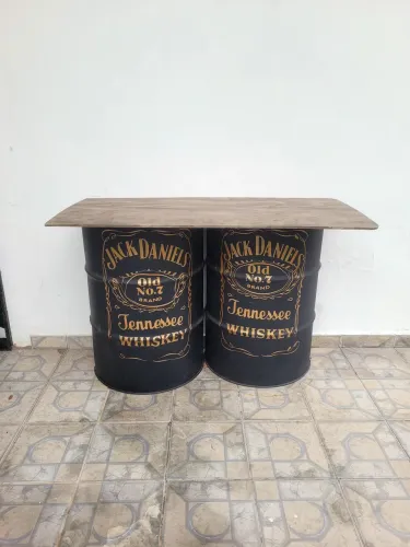 Linda mesa de feita com madeira e tonel metálico 