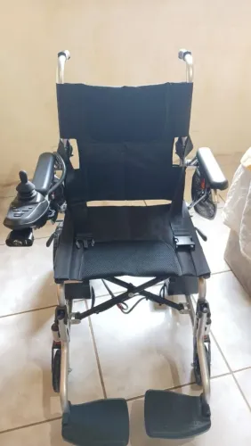 Cadeira De Rodas Motorizada Elétrica Leve Dobrável Winnermed W208E preto NOVA (sem uso)