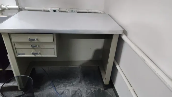 Mesa de aço antiga para escritório 