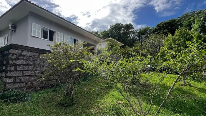 Casa com três dormitórios à venda no Centro de Garopaba/SC