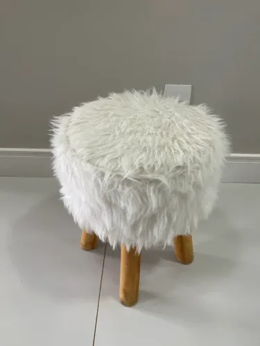 Puff branco com pés de madeira