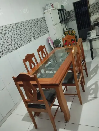 Mesa com 6 cadeiras com assento estofado 