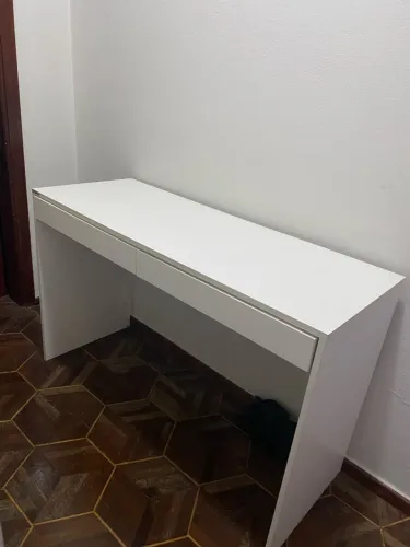 Escrivaninha com duas gavetas.
