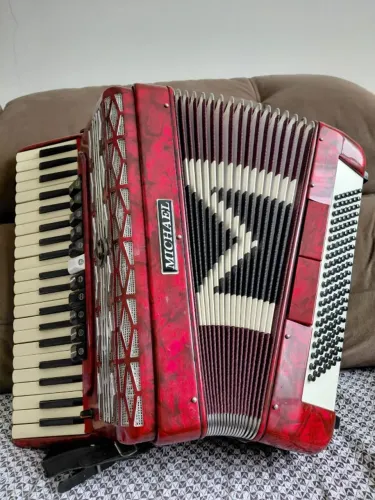 Acordeon Michael vermelho 120 baixos eletrificado
