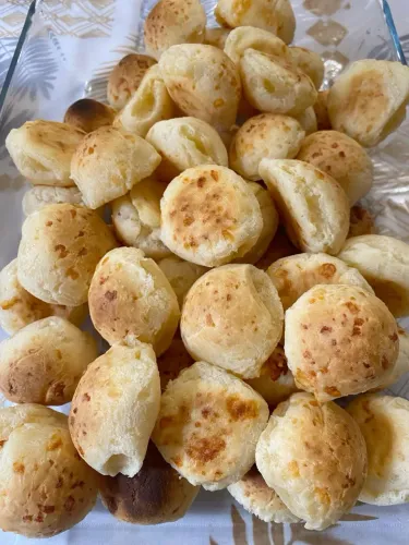 10 unidades de pão de queijo médio por 20 reais