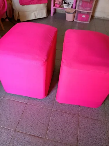 2 puffs com capinhas cor de rosa