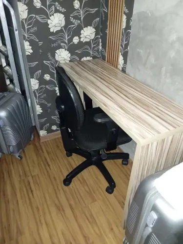 Mesa com cadeira escritório 