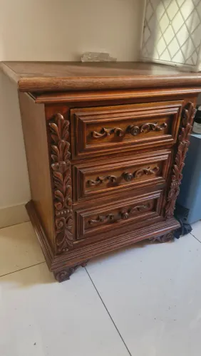 Vendo um par de criado mudo