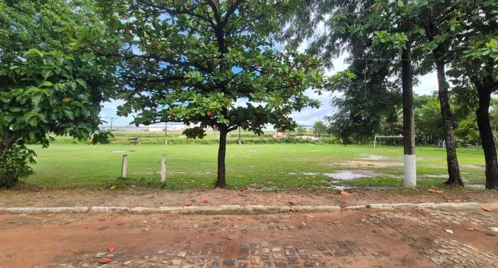 VENDO CASA EM MARANGUAPE II, EM FRENTE A FÁBRICA DA INBETTA.