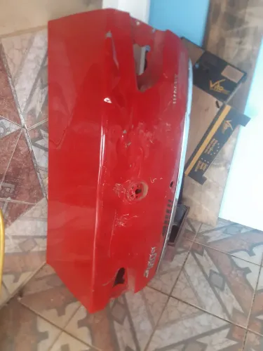 Vendo tampa traseira do Grand Siena 2013 Attractive só que tem que restaurar