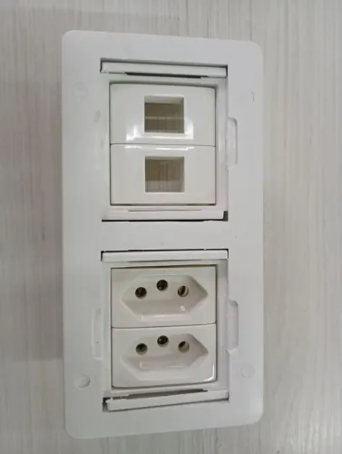 Caixa universal retangular ABS para mesa 