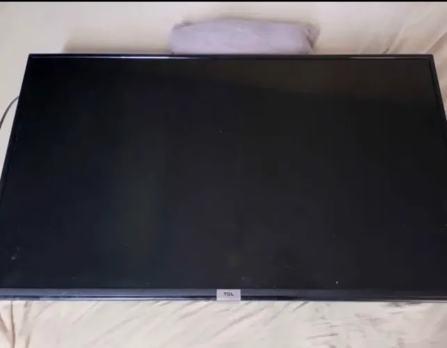 Vendo Tv smart TCL 40 polegadas para retirada de peças Ela ainda liga.
