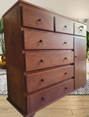 LINDA CÔMODA EM SUCUPIRA 7 GAVETAS COM SAPATEIRA E CHAVE
