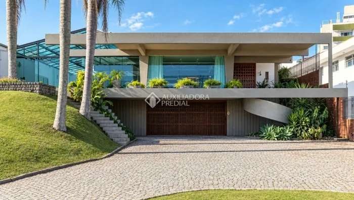 Residência Icônica com 4 suítes, 732m² e Piscina Aquecida no Bom Abrigo